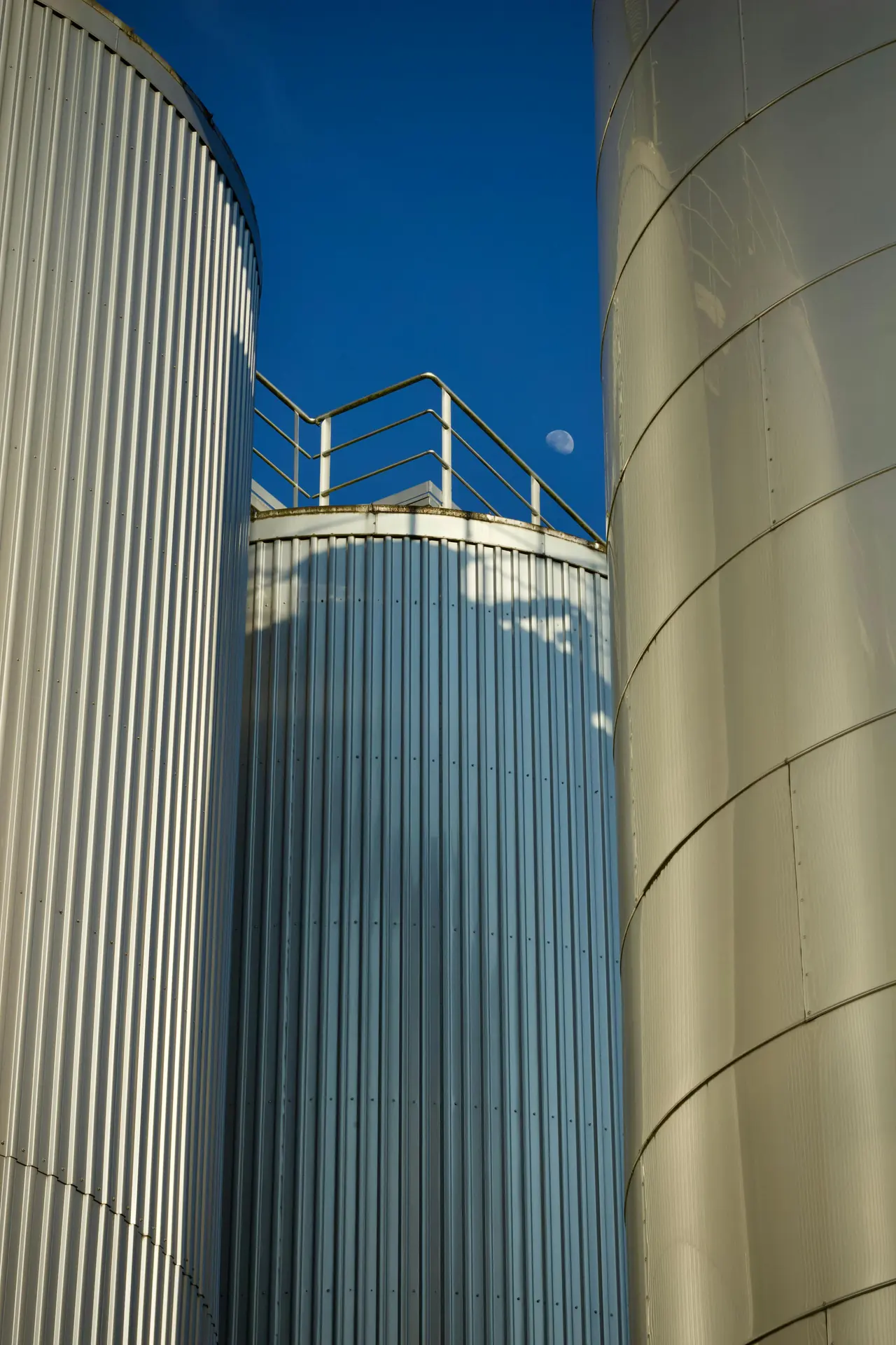 Stål- og glassfibertank klar for transport til norsk prosessindustri